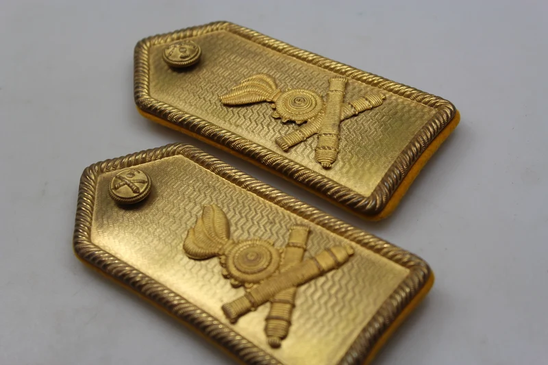 Schulterpolster mit goldener Platte. Offizier REI WW2