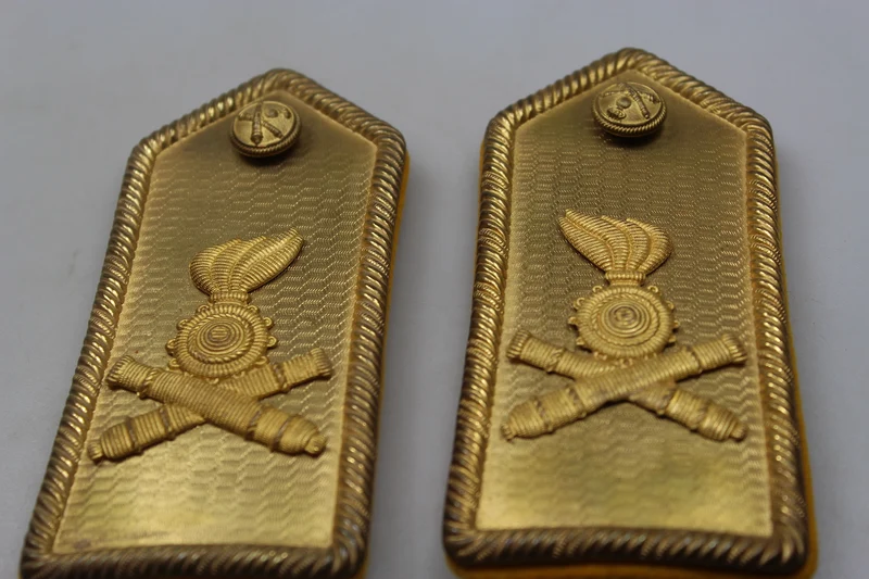 Schulterpolster mit goldener Platte. Offizier REI WW2