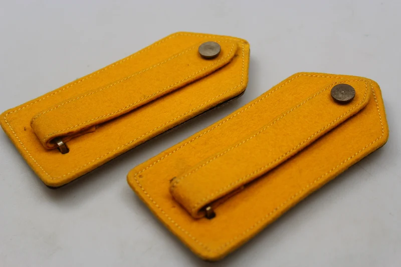 Schulterpolster mit goldener Platte. Offizier REI WW2