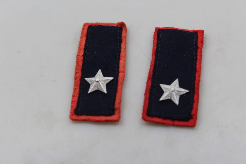 Paar offizielle REI-Insignien aus dem 2. Weltkrieg