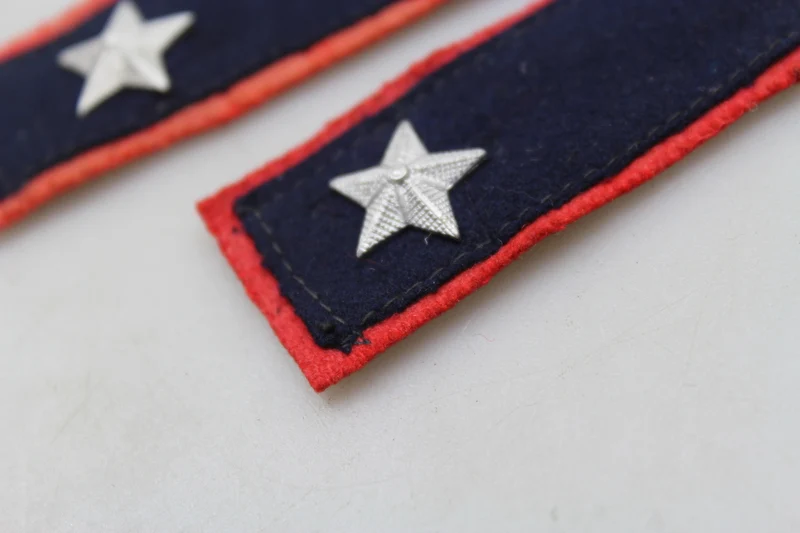 Paar offizielle REI-Insignien aus dem 2. Weltkrieg