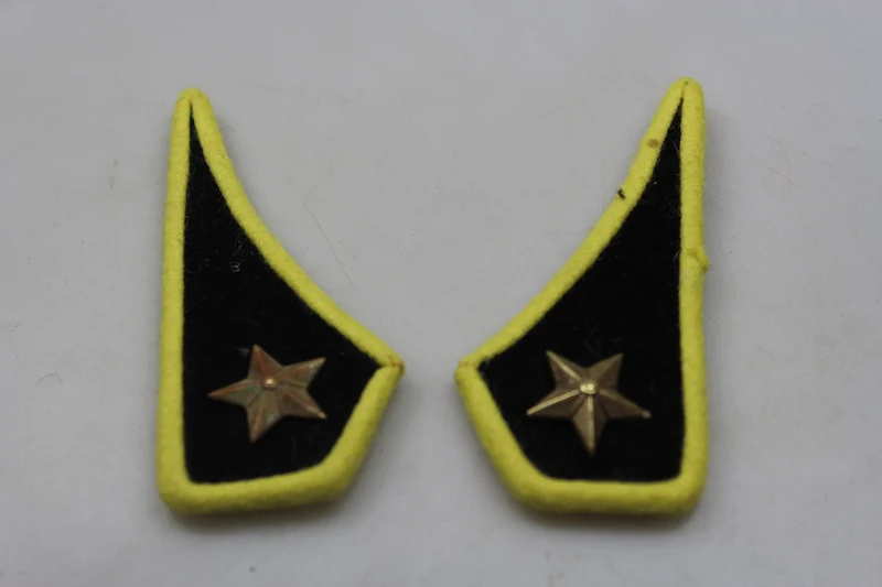 Paar offizielle REI-Insignien aus dem 2. Weltkrieg