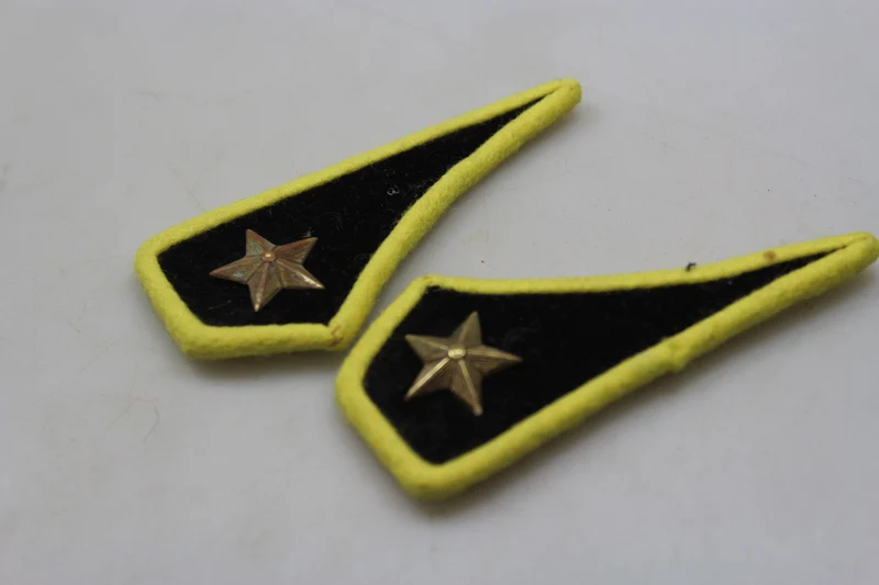 Paar offizielle REI-Insignien aus dem 2. Weltkrieg