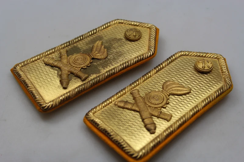 Schulterpolster mit goldener Platte. Offizier REI WW2