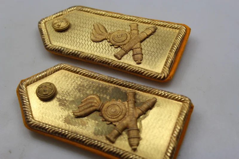 Schulterpolster mit goldener Platte. Offizier REI WW2