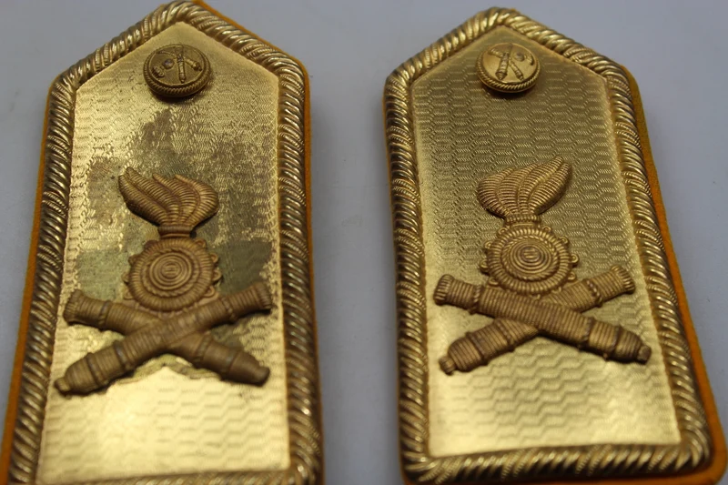Schulterpolster mit goldener Platte. Offizier REI WW2
