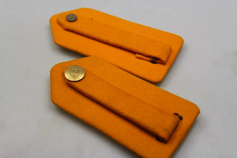 Schulterpolster mit goldener Platte. Offizier REI WW2