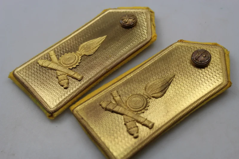 Schulterpolster mit goldener Platte. Offizier REI WW2