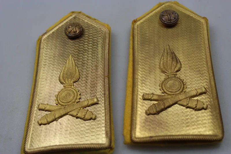 Schulterpolster mit goldener Platte. Offizier REI WW2