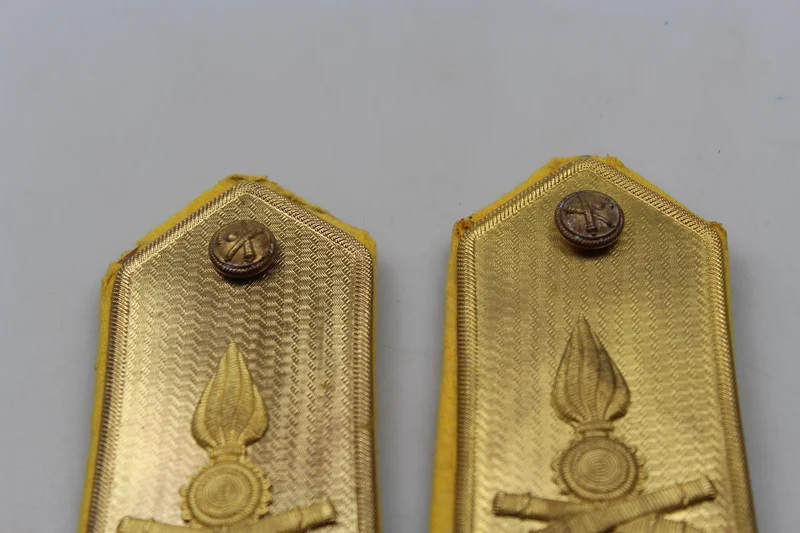 Schulterpolster mit goldener Platte. Offizier REI WW2