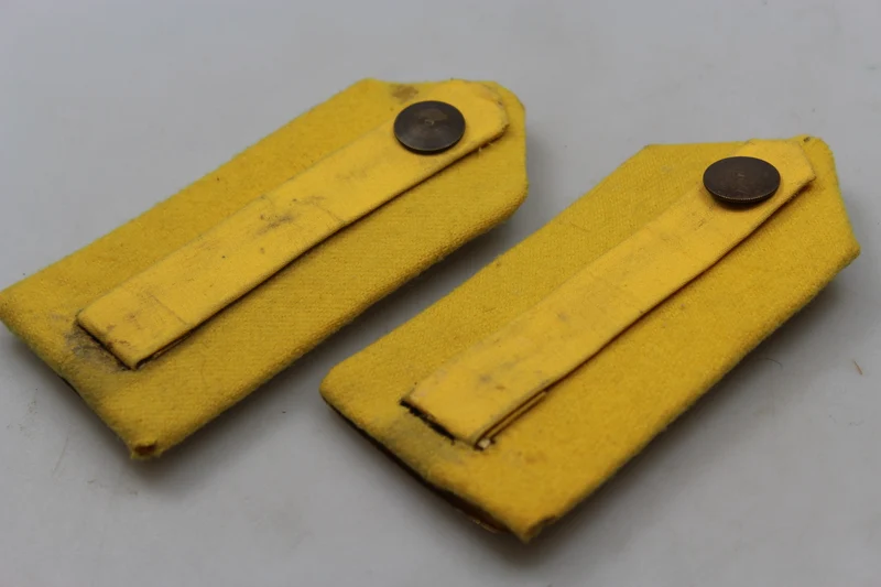 Schulterpolster mit goldener Platte. Offizier REI WW2