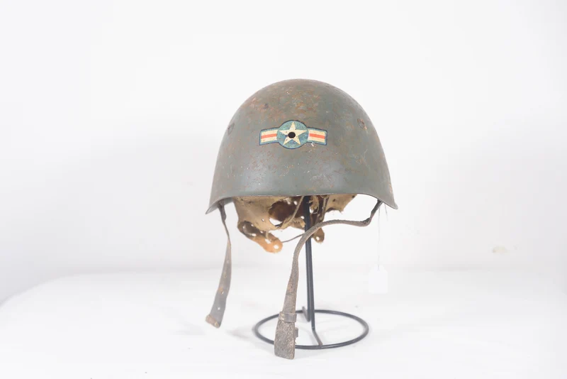 M.33 4-Loch-Helm aus dem 2. Weltkrieg