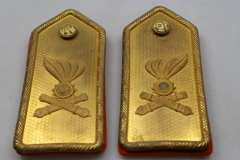Schulterpolster mit goldener Platte. Offizier REI WW2
