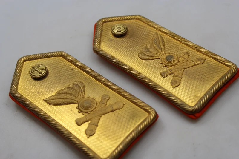Schulterpolster mit goldener Platte. Offizier REI WW2