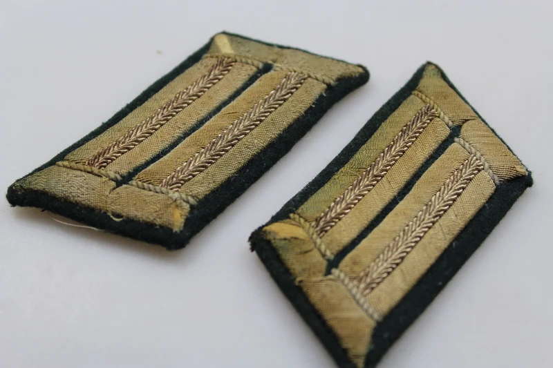 Paar offizielle Heer-Insignien aus dem 2. Weltkrieg