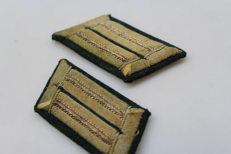 Paar offizielle Heer-Insignien aus dem 2. Weltkrieg