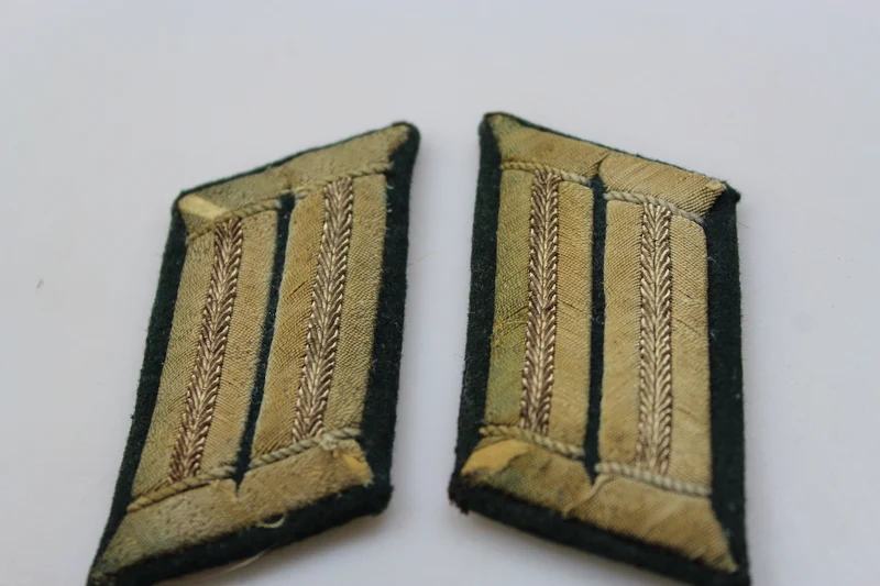Paar offizielle Heer-Insignien aus dem 2. Weltkrieg