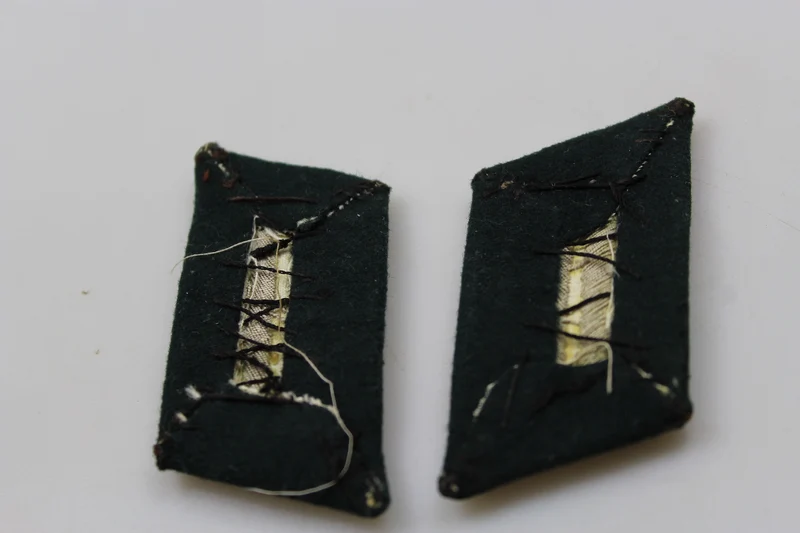 Paar offizielle Heer-Insignien aus dem 2. Weltkrieg