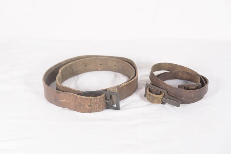 REI-Truppengürtel und Schulterpolster-Set aus dem Zweiten Weltkrieg