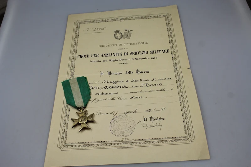 Goldenes Kreuz für 25 Jahre Militärdienst mit Auszeichnungsurkunde