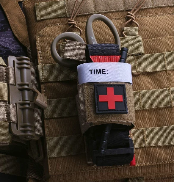 Tourniquet EMT MOLLE-Halterung für SOF-T und CAT mit Rotkreuzpatch