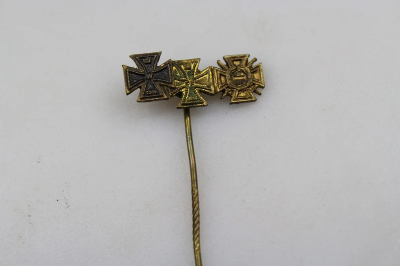Anstecknadel mit drei Kreuzen aus dem 1. Weltkrieg