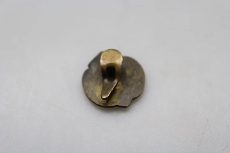 Beschädigte Anstecknadel aus dem Ersten Weltkrieg