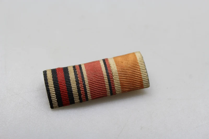 Anstecknadel mit Schleife aus dem Zweiten Weltkrieg (WH 3)