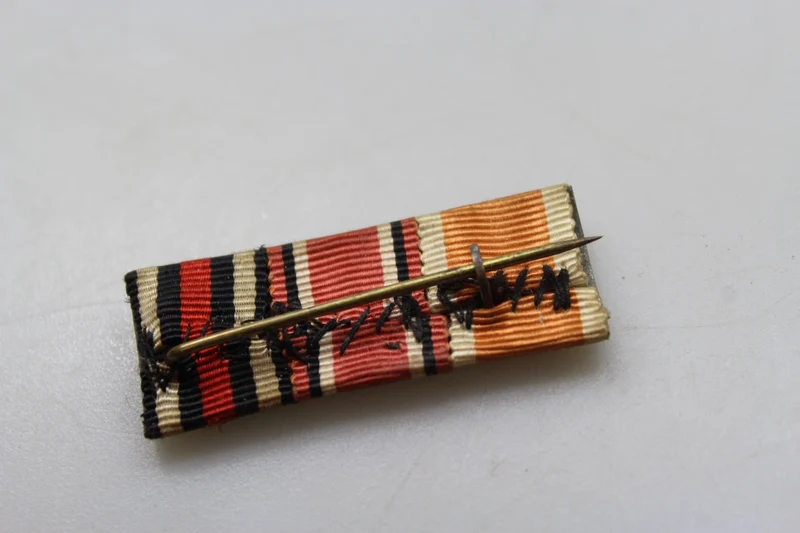 Anstecknadel mit Schleife aus dem Zweiten Weltkrieg (WH 3)