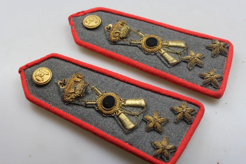 M.34 Schulterpolster für die weiße Jacke eines REI-Infanteriehauptmanns