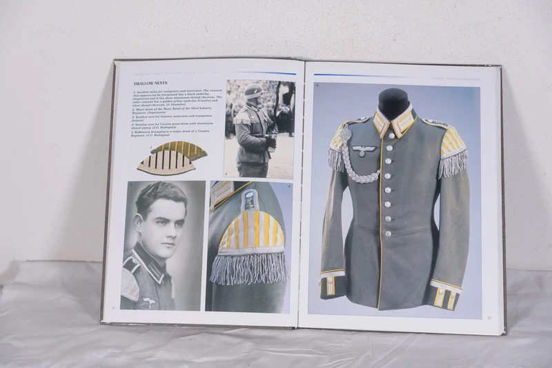 "Uniformen der deutschen Wehrmacht 1933-45" - 2002