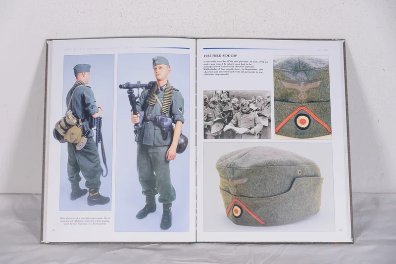 "Uniformen der deutschen Wehrmacht 1933-45" - 2002