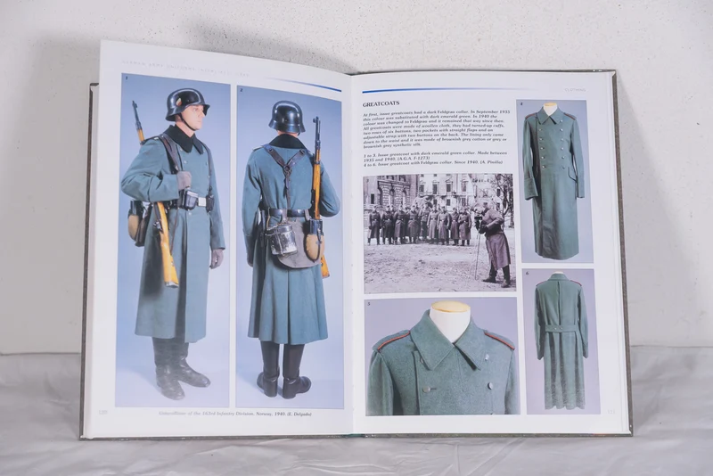 "Uniformen der deutschen Wehrmacht 1933-45" - 2002