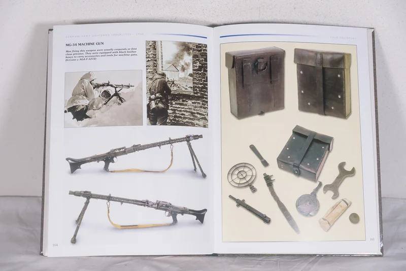 "Uniformen der deutschen Wehrmacht 1933-45" - 2002