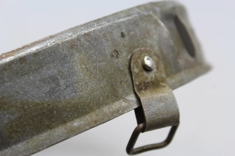 Reproduktion eines weißen Helmrandes aus dem Zweiten Weltkrieg