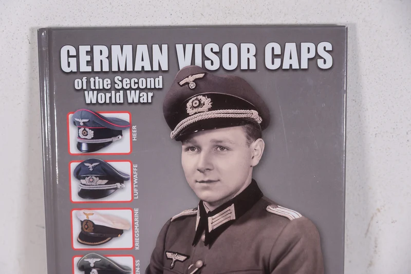 „Deutsche Schirmmütze aus dem Zweiten Weltkrieg“ Guilhem Touratier - Laurient Charnonneau 2013