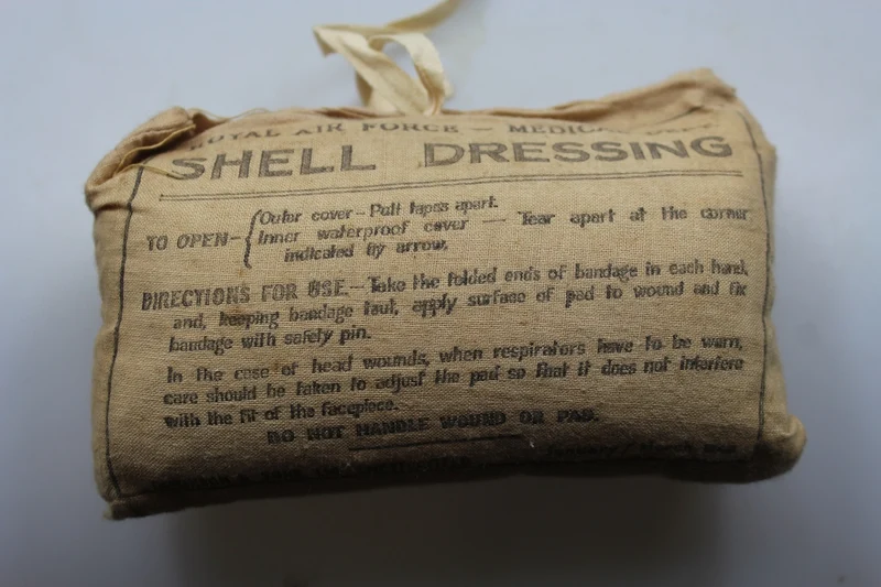 Britische Verbandspackung aus dem Zweiten Weltkrieg