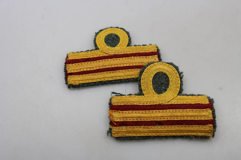 Zwei degradierte Hauptleute der Sanitätsabteilung von REI aus dem Zweiten Weltkrieg