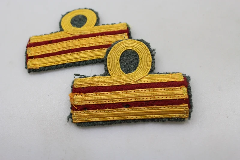 Zwei degradierte Hauptleute der Sanitätsabteilung von REI aus dem Zweiten Weltkrieg