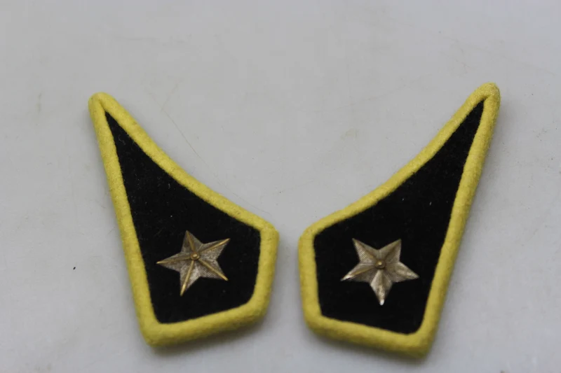 Paar offizielle REI-Insignien aus dem 2. Weltkrieg