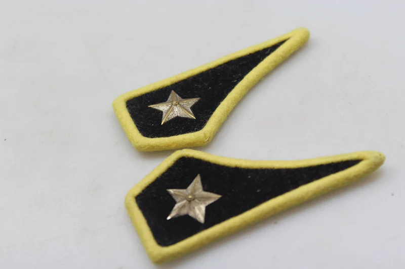 Paar offizielle REI-Insignien aus dem 2. Weltkrieg
