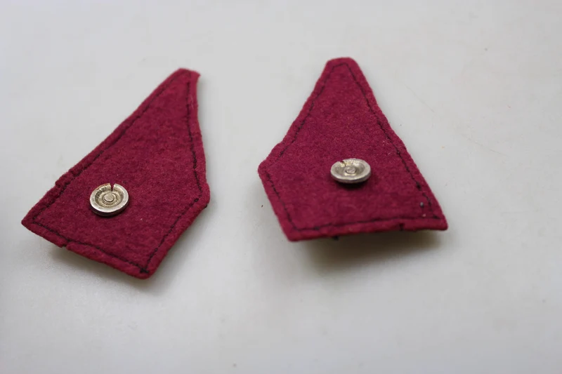 Paar offizielle REI-Insignien aus dem 2. Weltkrieg