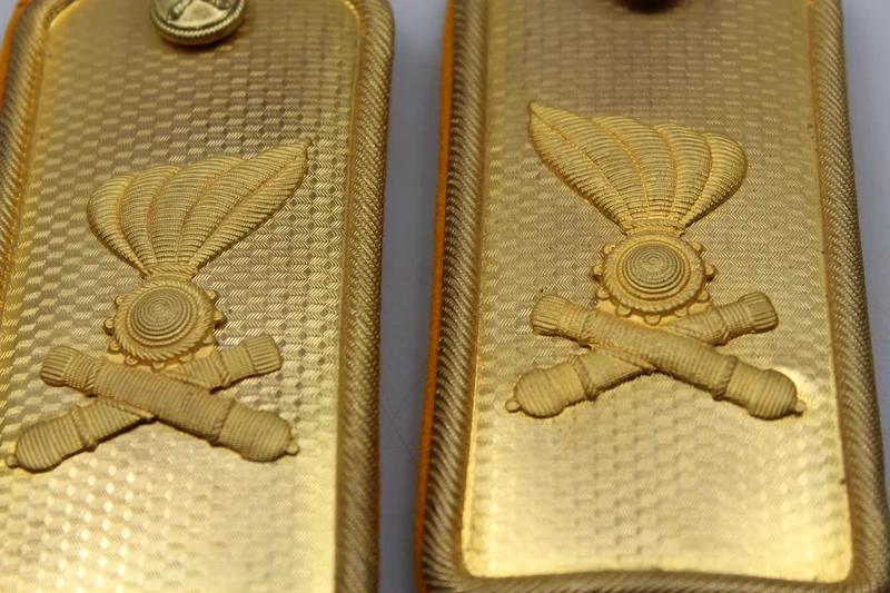 Schulterpolster M.34 mit goldener Platte