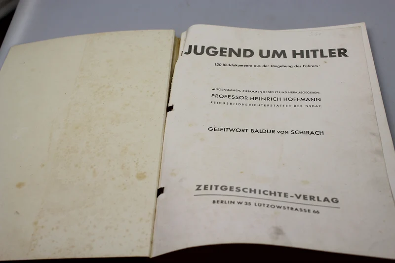 „Jugend um Hitler“ – H. Hoffman