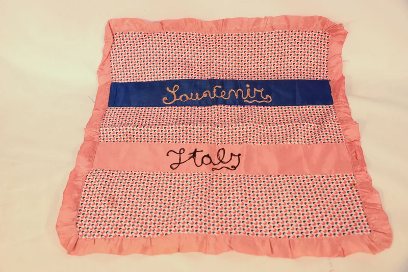 "Souvenir Italy", Mitteltisch mit Stickerei