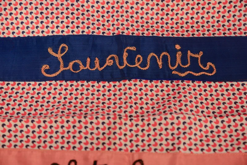 "Souvenir Italy", Mitteltisch mit Stickerei
