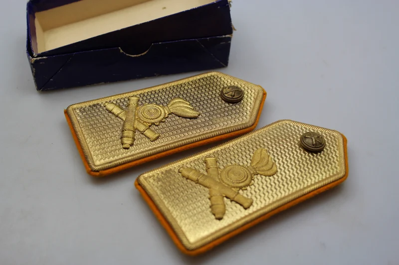 Schulterpolster M.34 mit goldener Platte mit Box