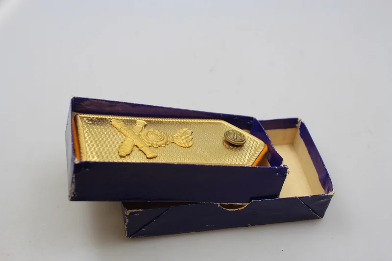 Schulterpolster M.34 mit goldener Platte mit Box