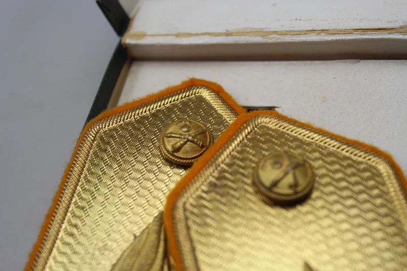 Schulterpolster M.34 mit goldener Platte mit Box
