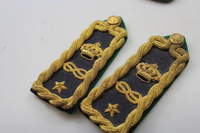 Paar Schulterpolster eines Offiziers der Royal Air Force aus dem Zweiten Weltkrieg